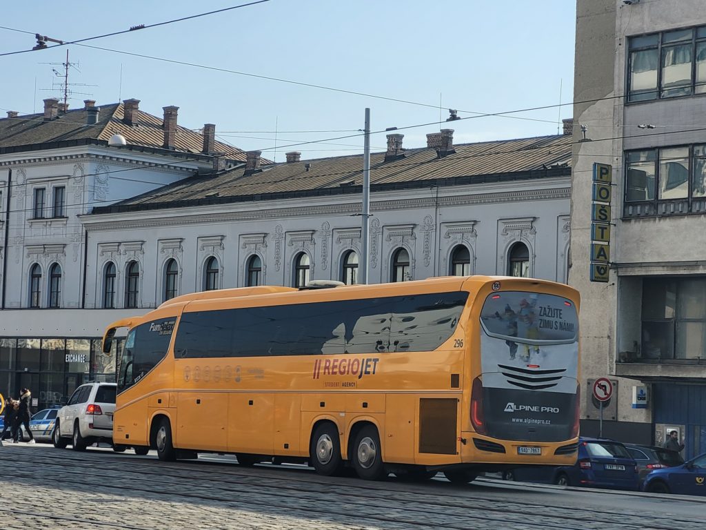 Autobus RegioJet s formátem Back Board