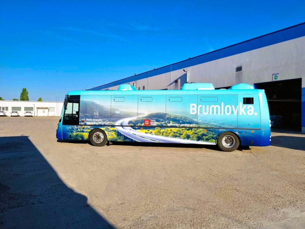 Kyvadlový elektrobus Brumlovka s MHD kampani pro ČEZ. Krásná pohyblivý billboard, který potkáte v pražském provozu.