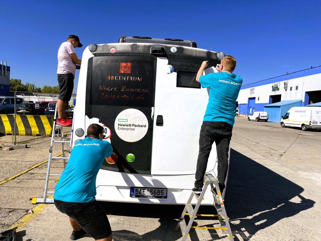 MOBILBOARD odinstalace reklamy na autobusech s kampaní BB Centrum