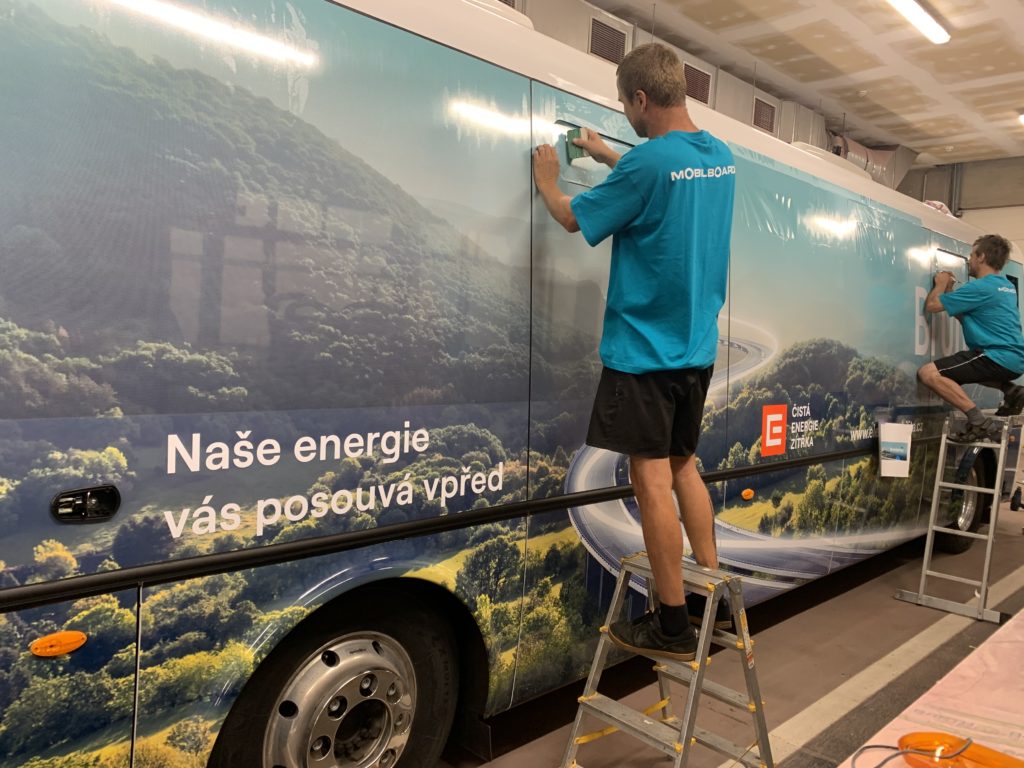 Instalace nové reklamní kampaně na elektrobusy ČEZ