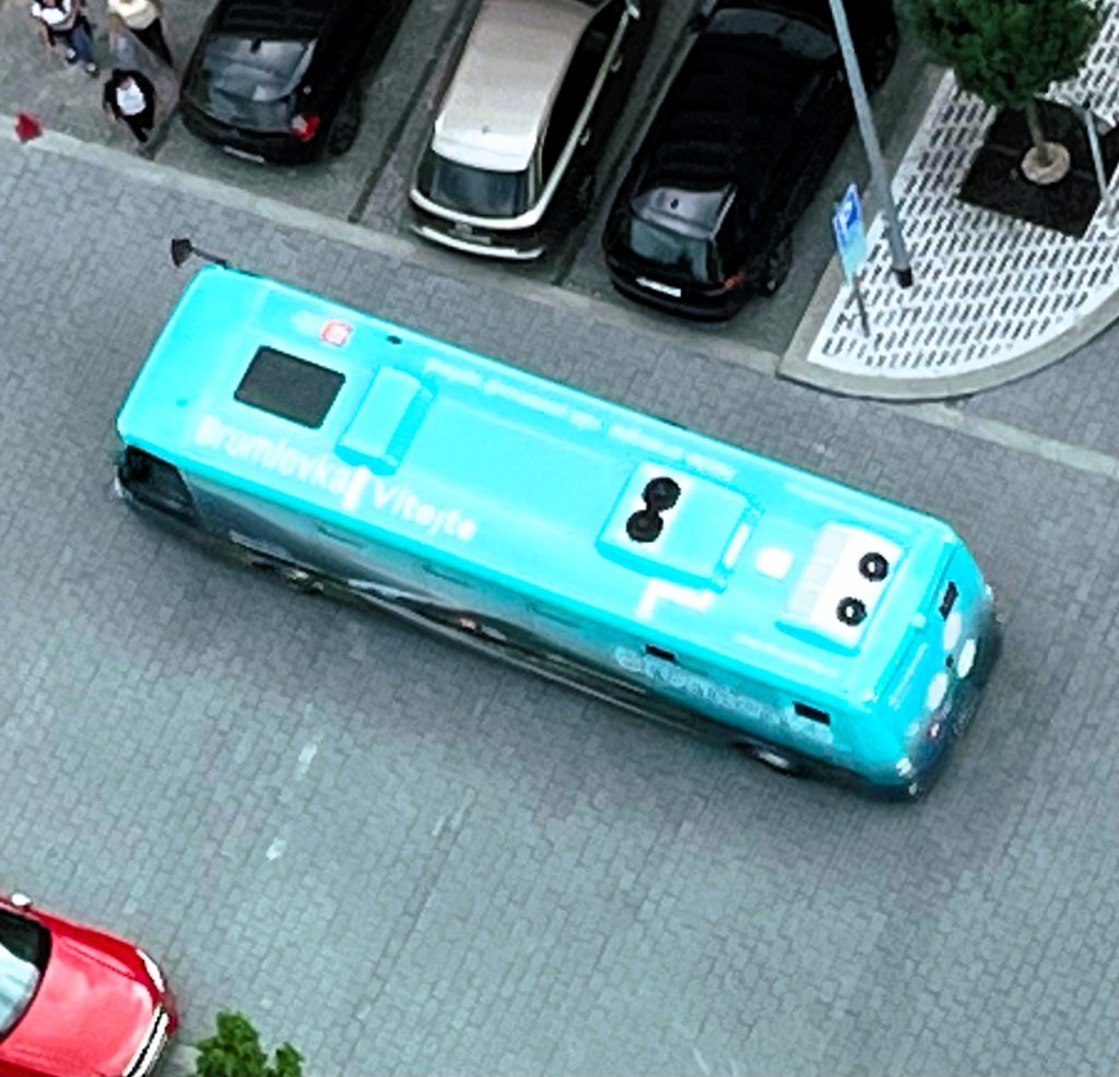 Nový reklamní celopolep autobusu pro BB Centrum Brumlovka a opět včetně střechy