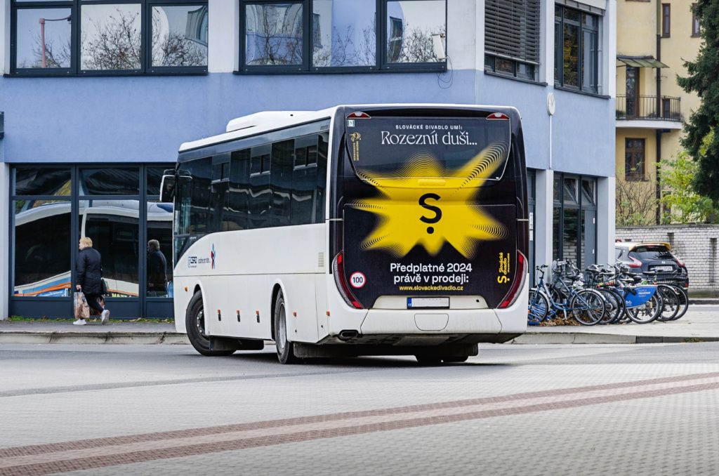 Back Board na autobuse pro Slovácké divadlo