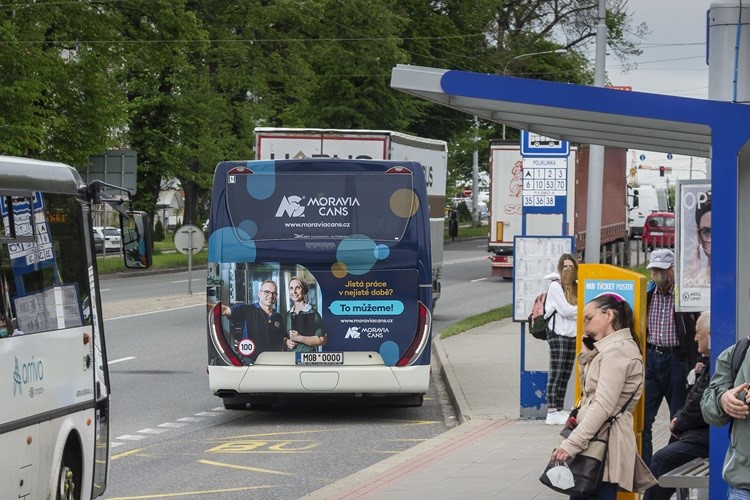 Back Board na autobusech pro Moravia Cans