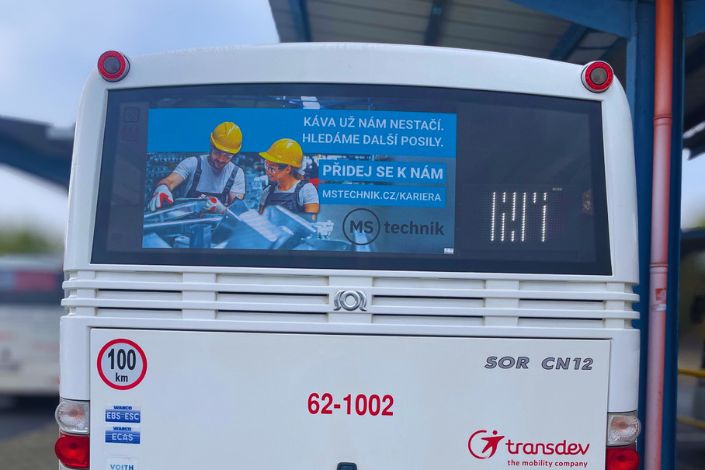 Zadní okno s náborovou kampaní MS Technik