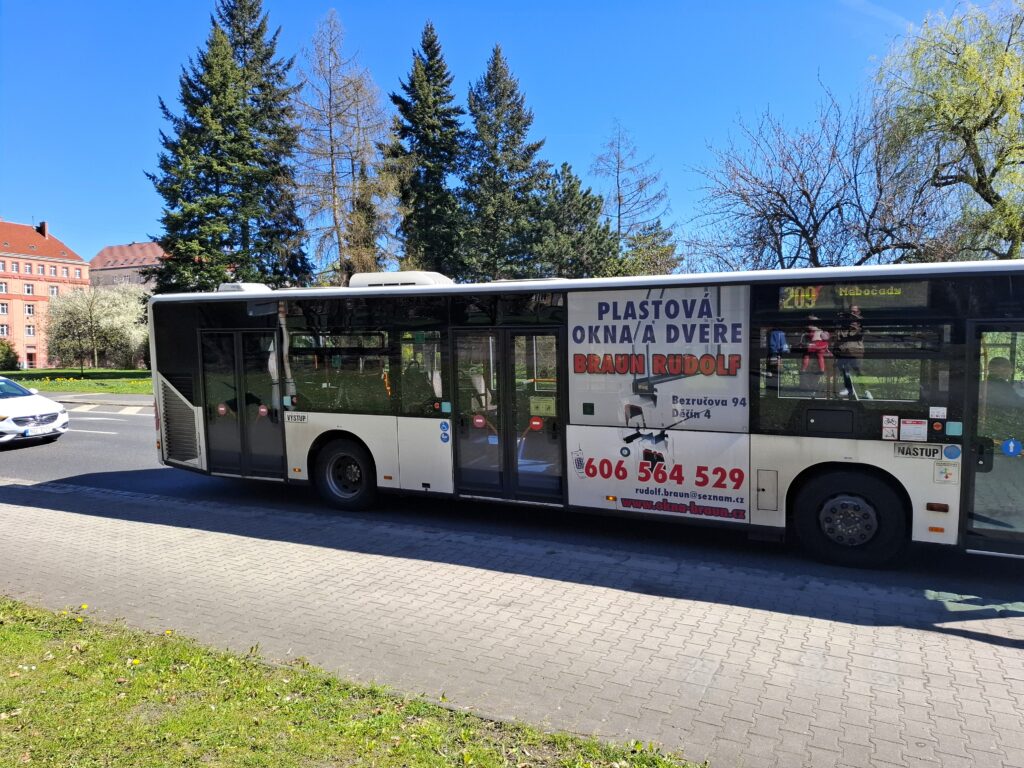 Okna Braun s reklamou na formátu City Board