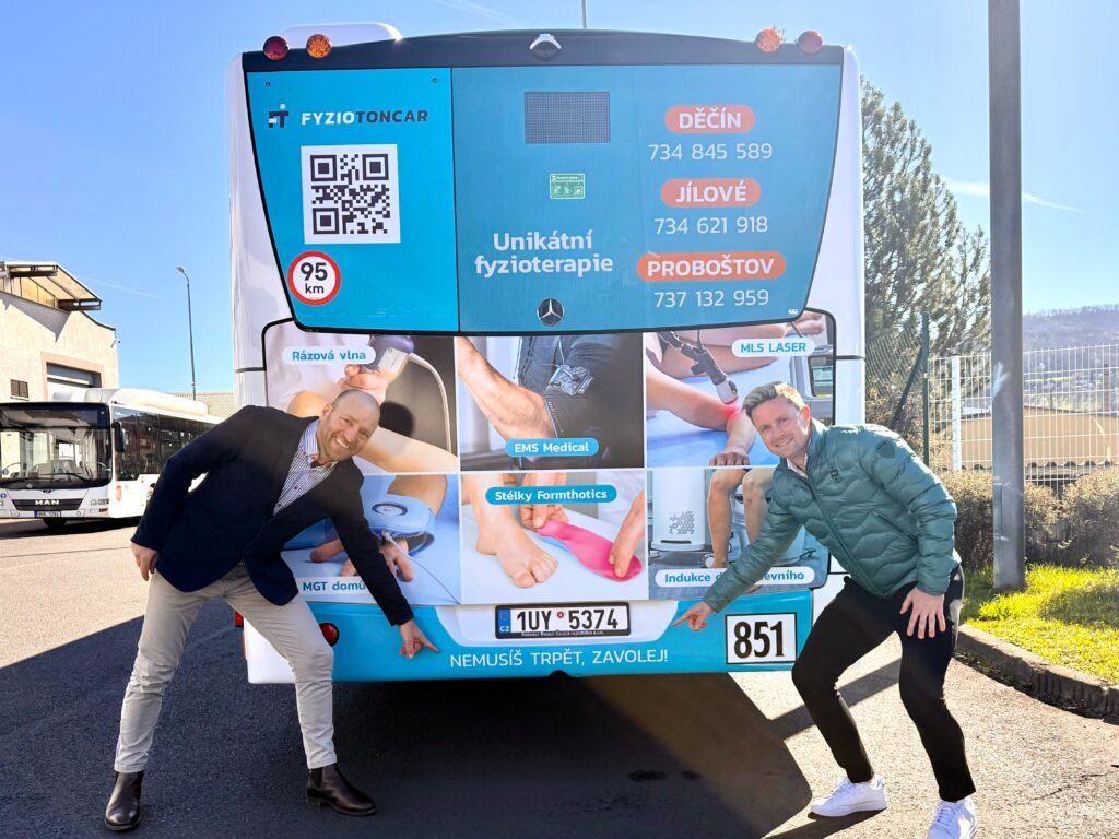 Výrazné zadní čelo autobusu s kampaní Fyziotoncar